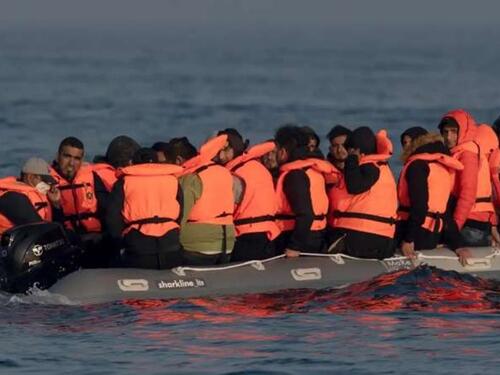 Grčka spasila 57 migranata i izvukla dva tijela u Egejskom moru