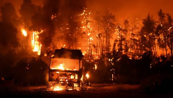 Grčka: Vatrogasci se bore protiv velikih požara, 1.000 ljudi evakuirano