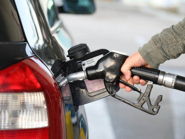 Greška koju svi pravimo na benzinskoj pumpi: Može vas koštati više nego što mislite