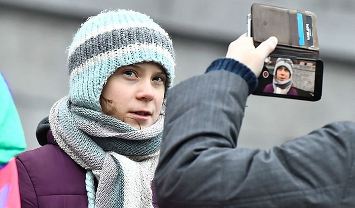 Greta Thunberg rođendan proslavila na protestima ispred švedskog parlamenta