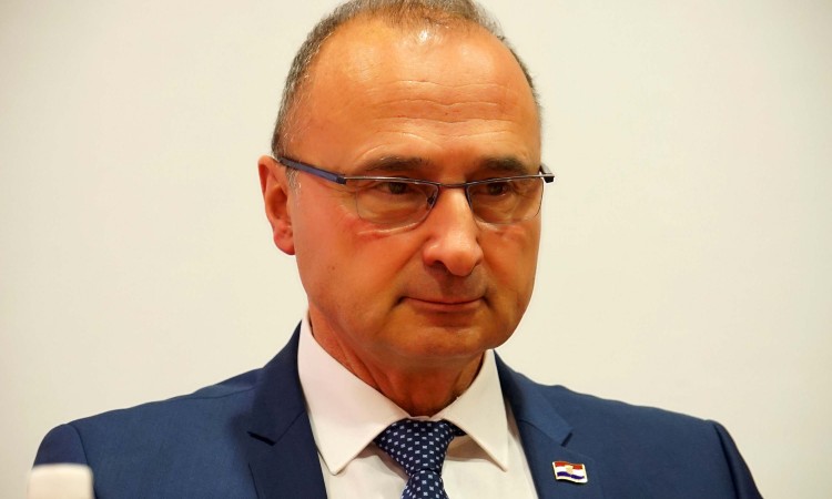 Grlić Radman osudio skidanje hrvatske zastave s rezidencije u Beogradu