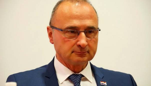 Grlić Radman osudio skidanje hrvatske zastave s rezidencije u Beogradu