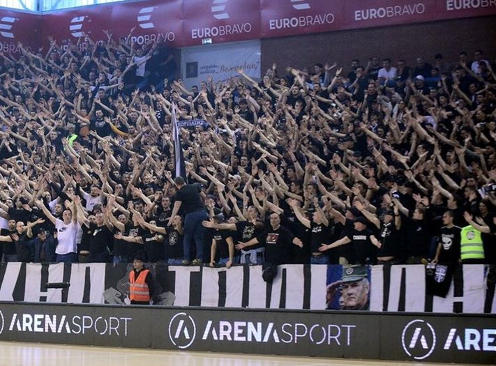 "Grobari" nekoliko minuta skandirali "Nek' umre ustaša"