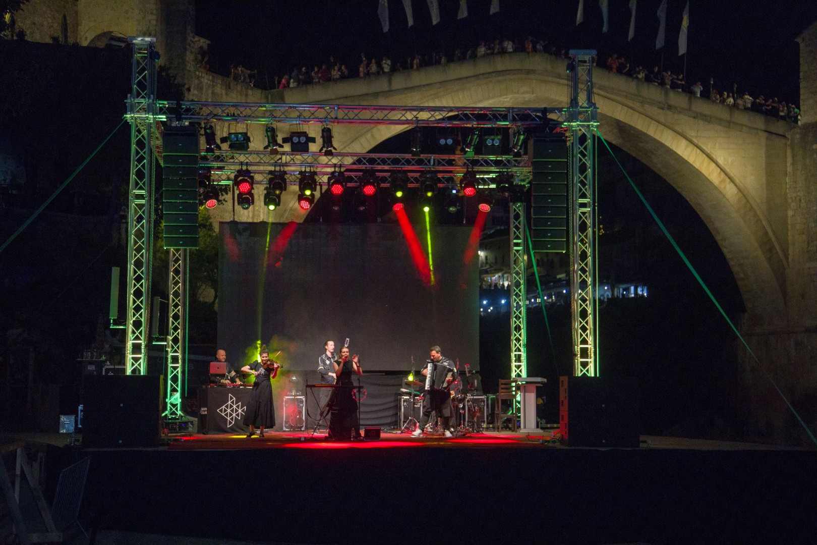 Grupa Divanhana održala koncert u jedinstvenom ambijentu ispod Starog mosta