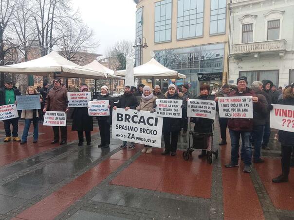 Grupa građana protestovala u centru Brčkog nezadovoljna stanjem u Distriktu