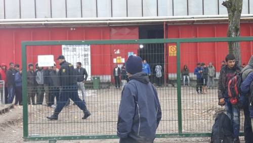 Grupa migranata pokušala nasilno ući u privremeni Prihvatni kamp 'Bira'
