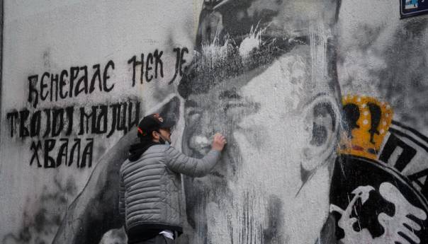 Nepoznati mladići očistili mural ratnog zločinca Ratka Mladića