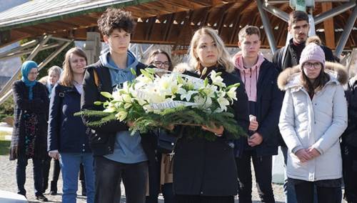 Grupa mladih iz Srbije posjetila Srebrenicu i logor u Šljivovici