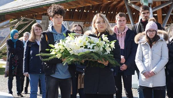 Grupa mladih iz Srbije posjetila Srebrenicu i logor u Šljivovici