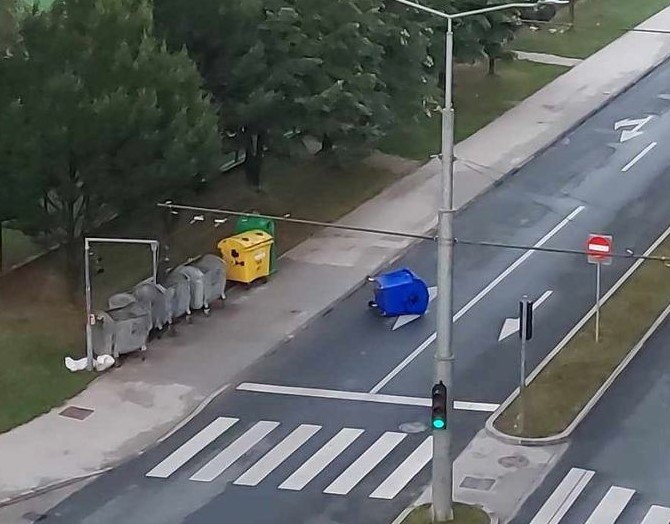 Grupa mlađih osoba prevrnula kontejner na saobraćajnicu kod pomoćnog terena na Grbavici