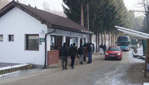 Grupa od 170 migranata prebačena iz Ušivka u Blažuj