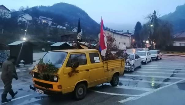 Grupa pripadnika četničkog pokreta večeras se okupila u Višegradu