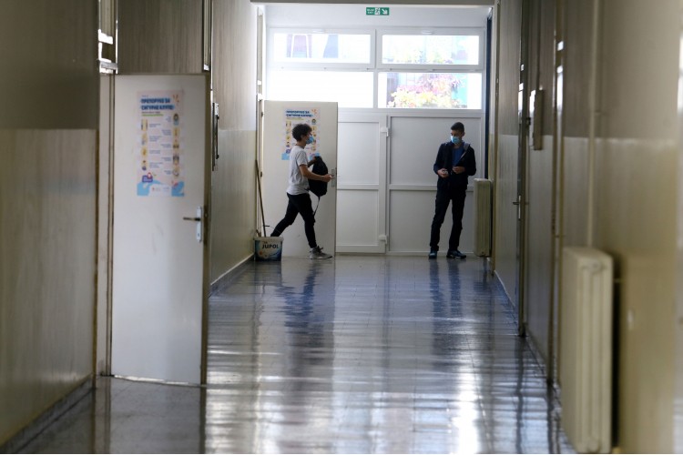 Grupa roditelja iz RS traži da se đaci vrate u klupe