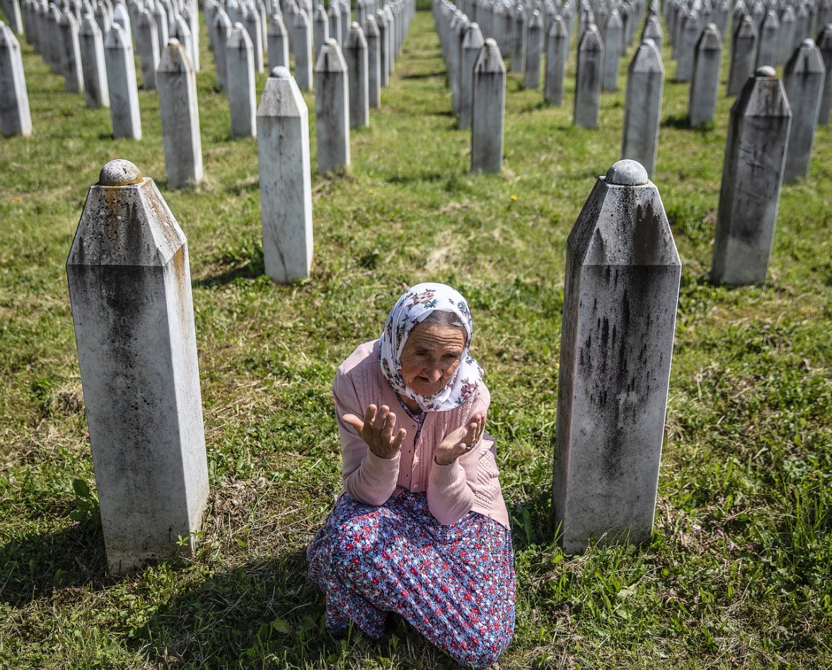 Guardian alarmirao: Sjećanja na Srebrenicu blijede, zločinci skrivaju dokaze