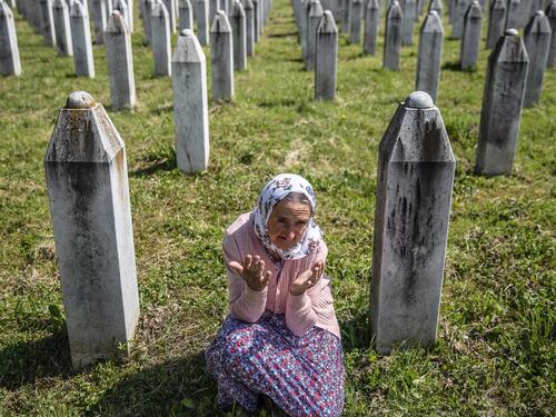 Guardian alarmirao: Sjećanja na Srebrenicu blijede, zločinci skrivaju dokaze