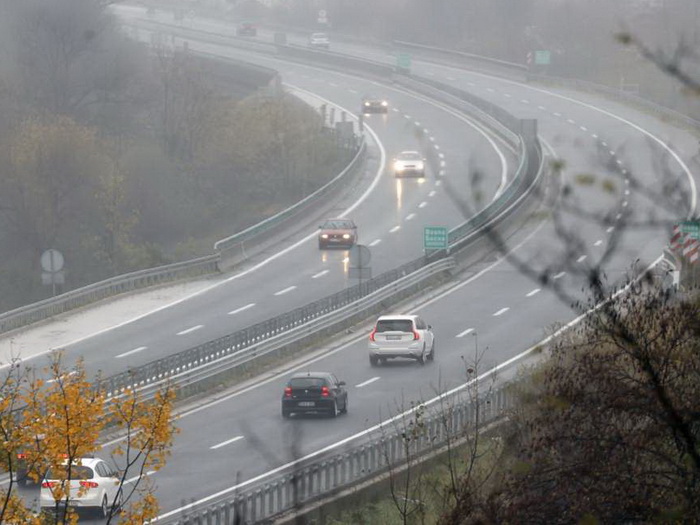 Gusta magla na auto-putu Zenica - Sarajevo, vidljivost ispod 50 metara