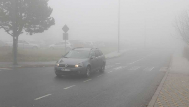 Gusta magla smanjuje vidljivost na pojedinim dionicama uz rijeke i dijelovima KS