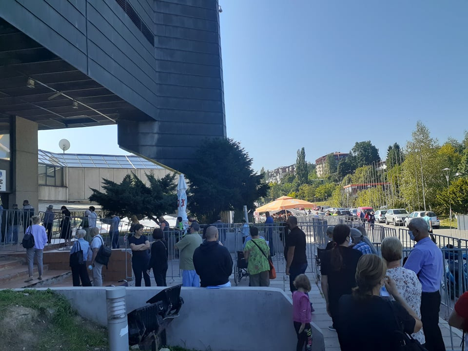 Gužve ispred Zetre, građanima dostupne Pfizer vakcine