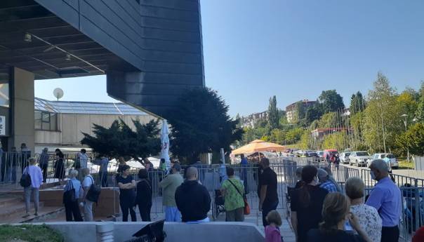 Gužve ispred Zetre, građanima dostupne Pfizer vakcine