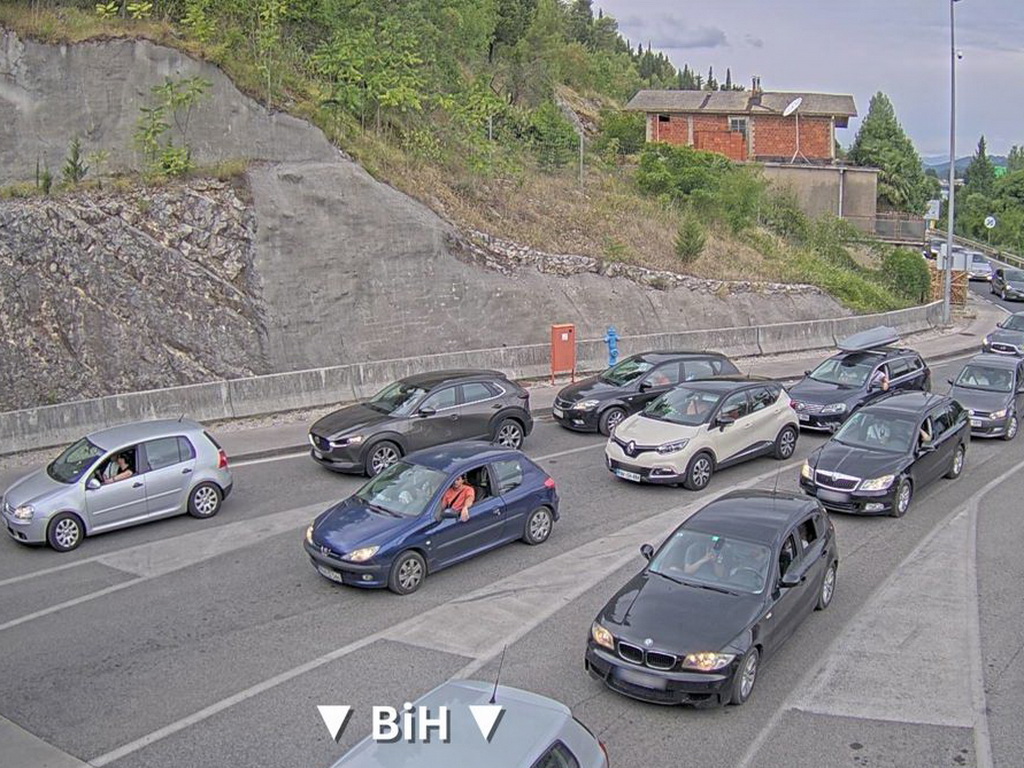 Gužve na granicama BiH: Duge kolone na izlazu i ulazu u zemlju