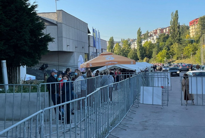 Gužve pred Zetrom zbog 3.300 doza Pfizerovih vakcina