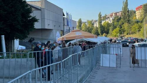 Gužve pred Zetrom zbog 3.300 doza Pfizerovih vakcina