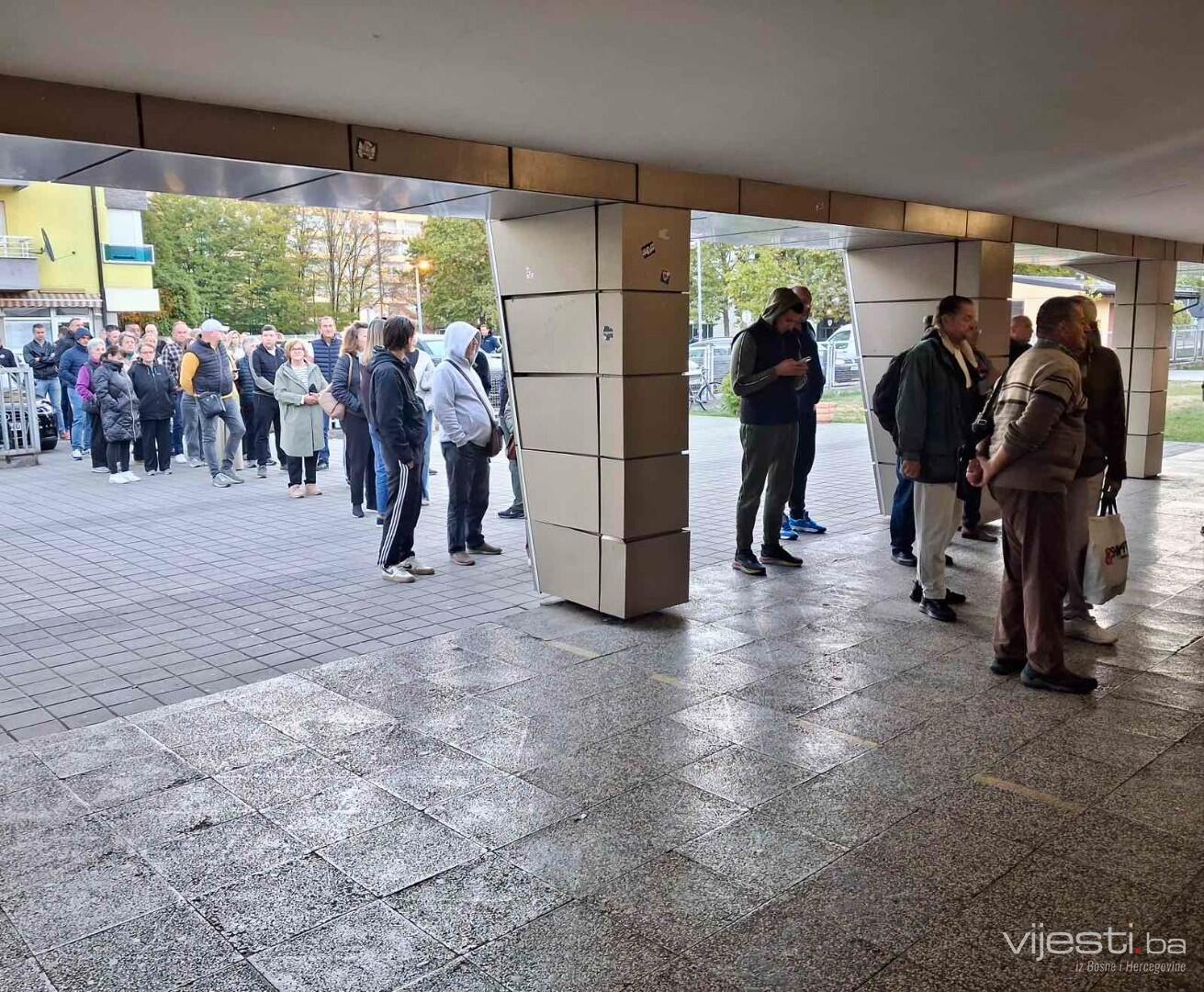 Gužve u Banjoj Luci: Birači u redovima čekali otvaranje birališta