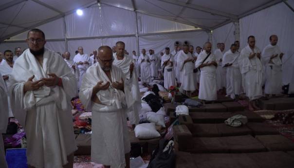 Hadžije, nakon Arefata, na Muzdelifi, Mini i džemretima