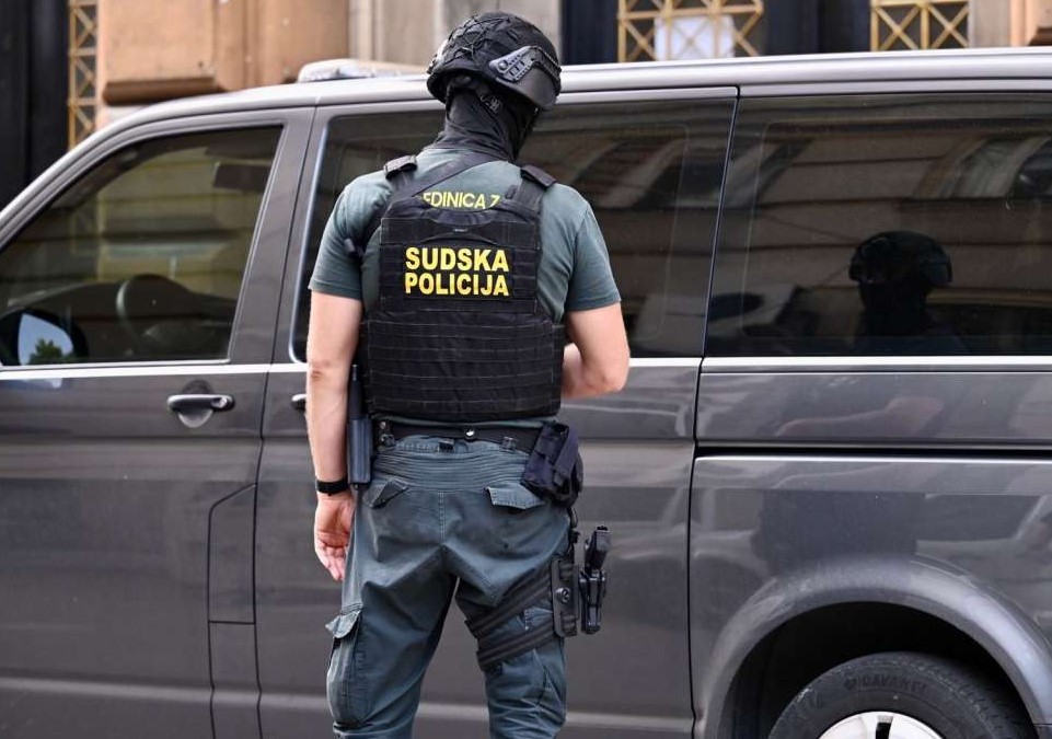 Hadžimešiću potvrđena optužnica: Nakon napada na ženu, nožem nasrnuo i na supruga
