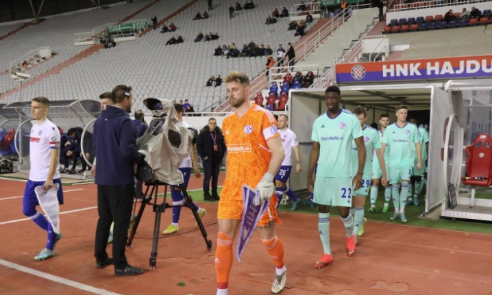 Hajduk slavio protiv Schalkea, Torcida vrijeđala Luku Modrića