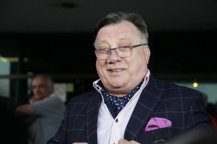 Halid Bešlić: Političarima bolje da pjevaju nego da se svađaju