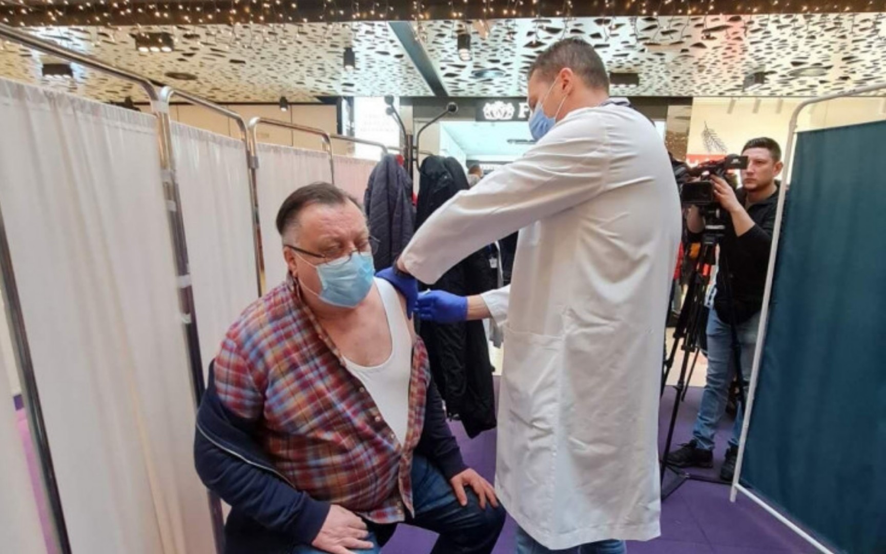 Halid Bešlić primio treću dozu: Ako se ne vakcinišemo, čeka nas belaj