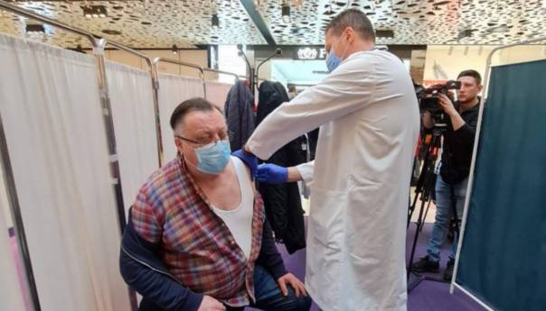 Halid Bešlić primio treću dozu: Ako se ne vakcinišemo, čeka nas belaj