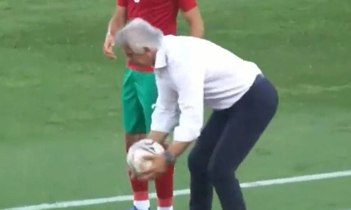 Halilhodžić dobio najveće zvižduke u karijeri nakon situacije kraj aut-linije