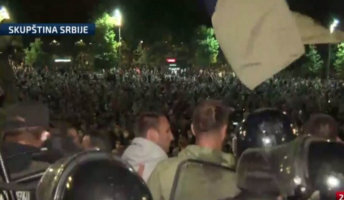 Video: Haos u Beogradu, sukob policije i demonstranata