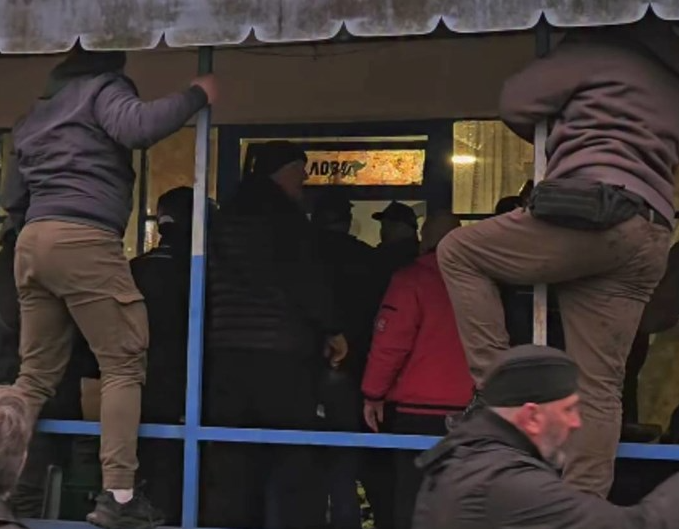 Dramatični snimci iz Srbije: Tuča zbog izbora u Mionici