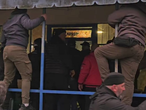 Dramatični snimci iz Srbije: Tuča zbog izbora u Mionici