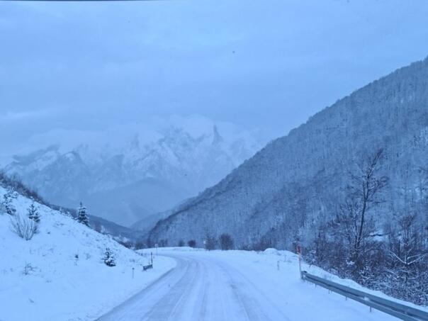 Teški uslovi na cestama u BiH: Snijeg, vjetar i obustave saobraćaja