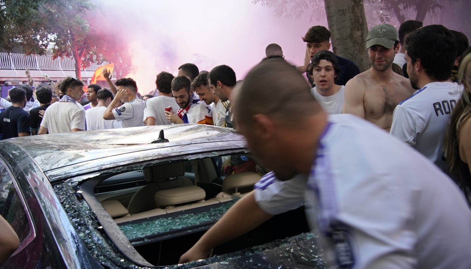 Haos na finalu Lige prvaka: Navijači se gurali na ulazima, policija bacala suzavac