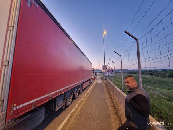Haos na granici: Vozač provede čitavu smjenu samo da uđe u BiH
