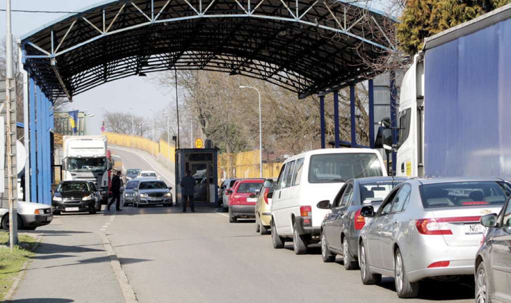 Haos na graničnim prelazima: Duge kolone vozila na izlazu iz BiH
