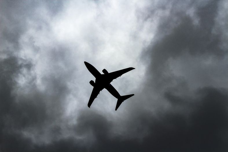 Haos na letu: Avion prisilno sletio nakon udara groma