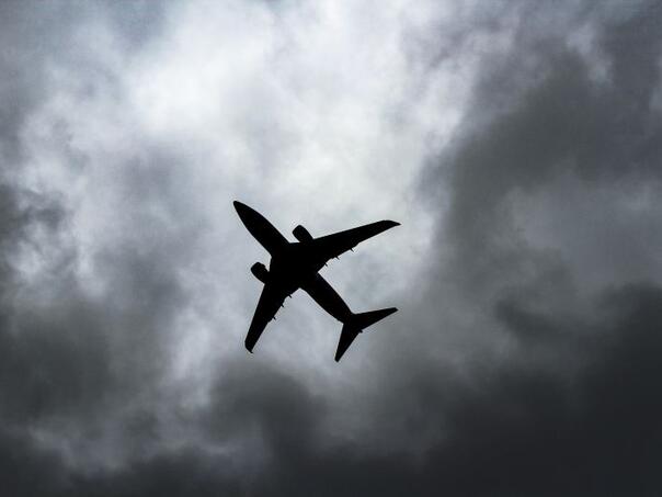 Haos na letu: Avion prisilno sletio nakon udara groma