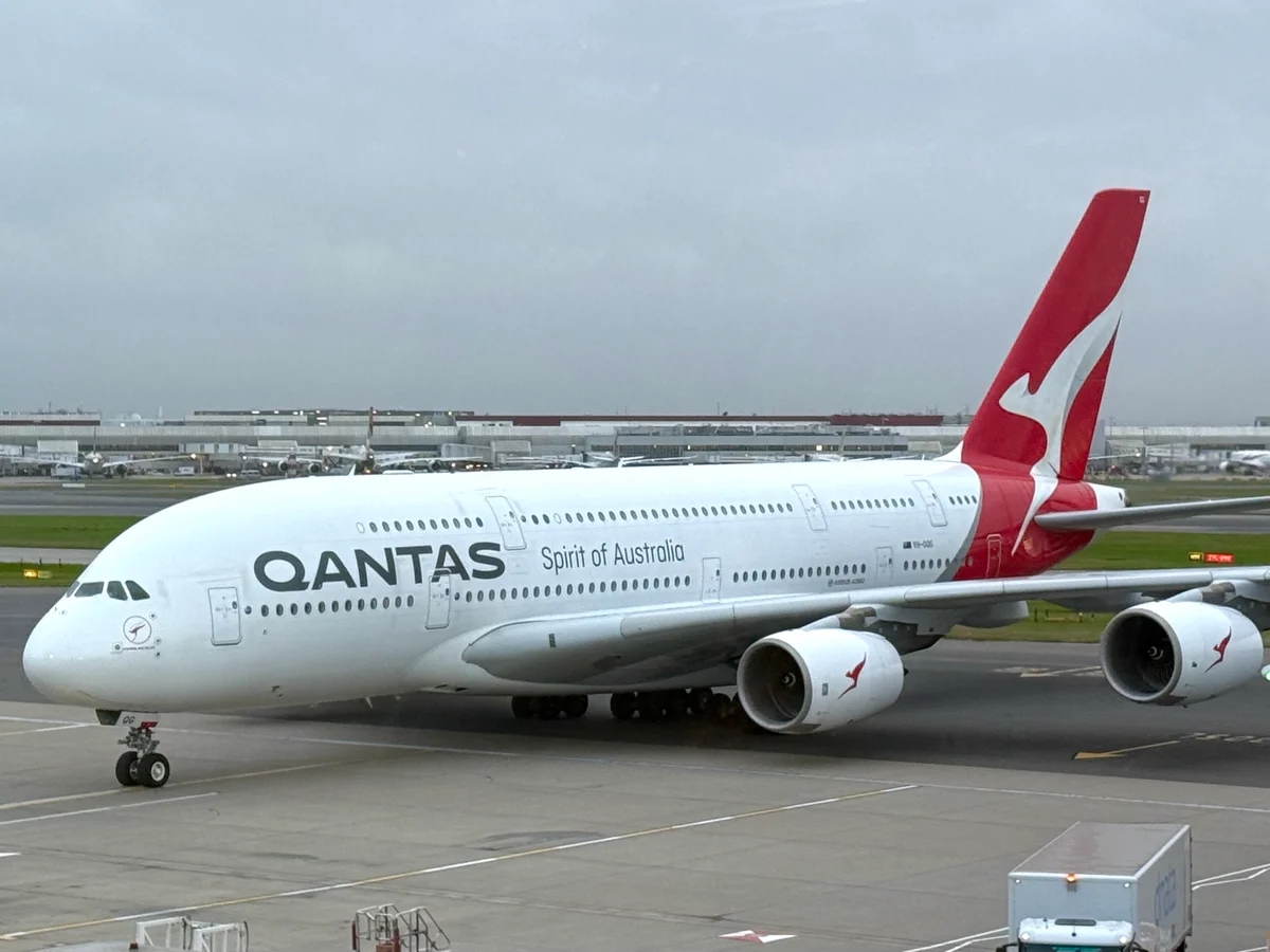 Haos na letu Qantasa: Putnik ugrizao člana posade, avion prinudno sletio