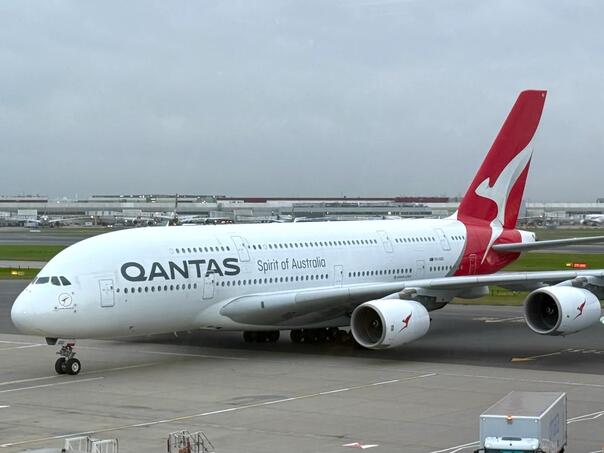 Haos na letu Qantasa: Putnik ugrizao člana posade, avion prinudno sletio