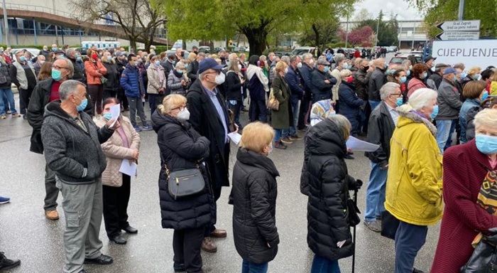 Haos na masovnom vakcinisanju na Velesajmu: Organizacija ne nula, već katastrofa