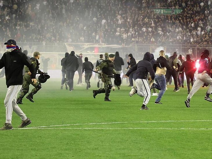 Haos na Poljudu: Torcida upala na teren, igrači pobjegli u tunel