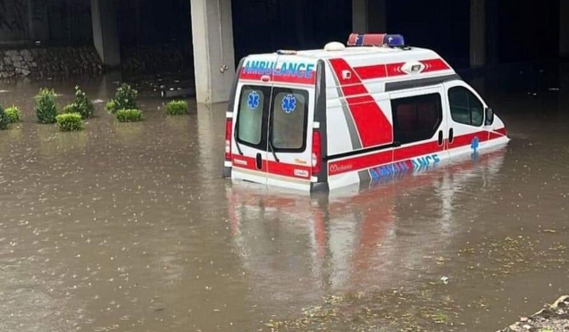 Haos na ulicama Skoplja: Ulice pod vodom, vjetar obarao stabla