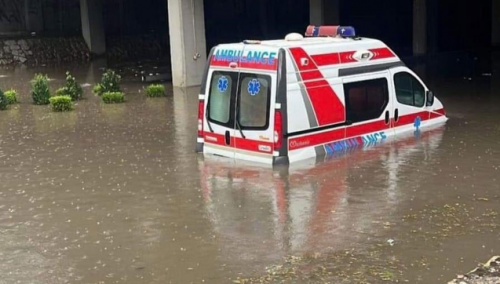 Haos na ulicama Skoplja: Ulice pod vodom, vjetar obarao stabla