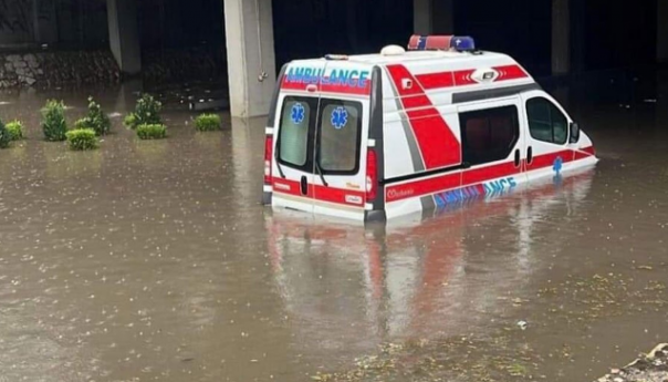 Haos na ulicama Skoplja: Ulice pod vodom, vjetar obarao stabla